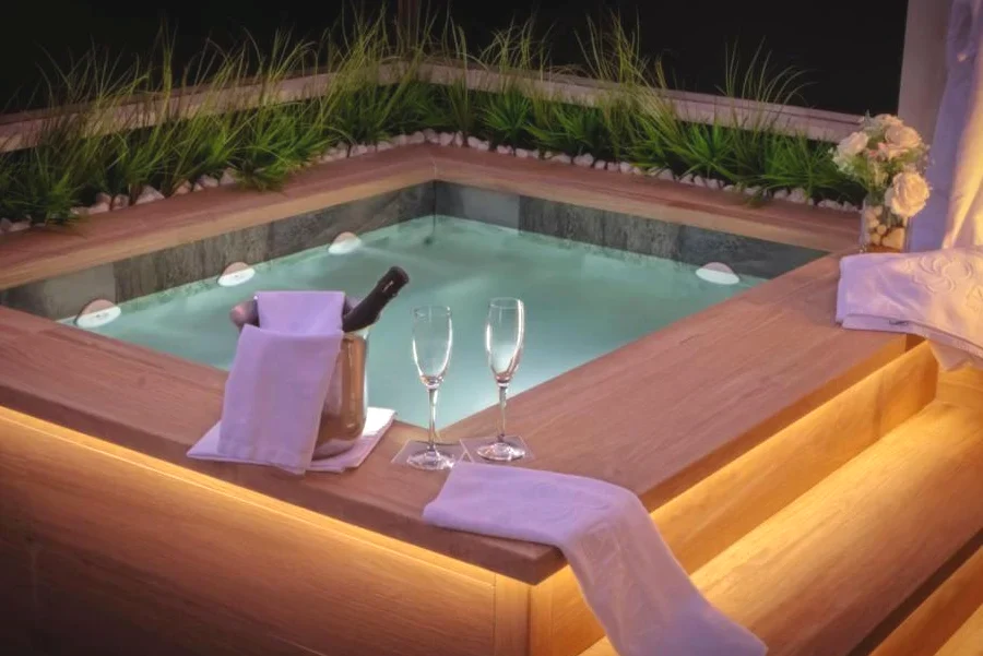 Bañera de hidromasaje con mesa y copas de vino en Hotel Playa Ribera, en Suances Bañera de hidromasaje con mesa y copas de vino en Hotel Playa Ribera, en Suances