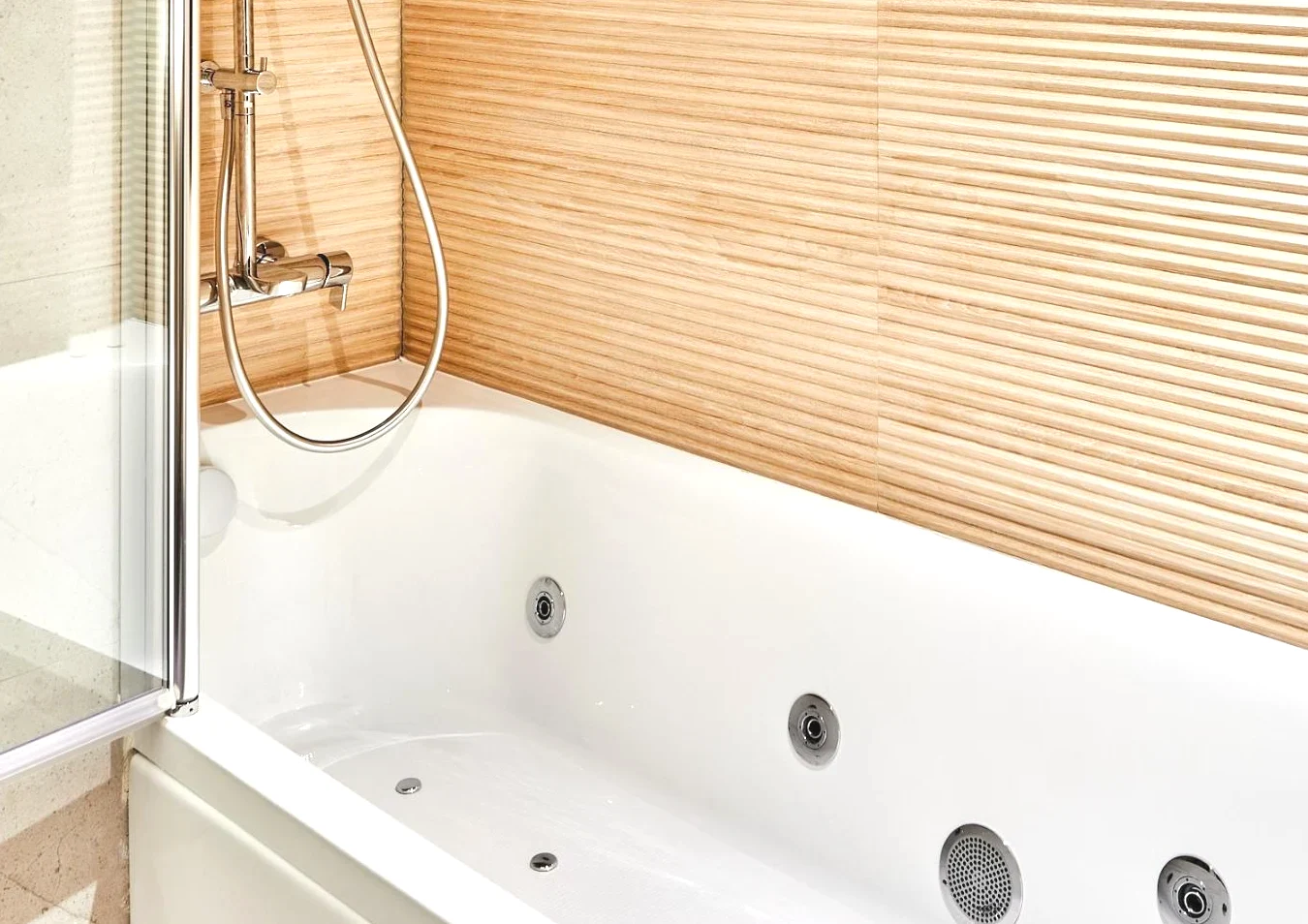 Bañera de hidromasaje en la habitación Silken Ciudad Gijón