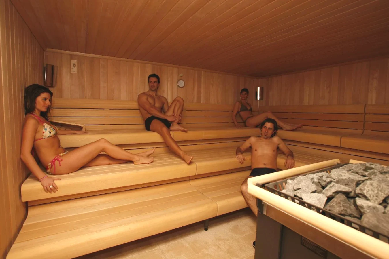 Clientes del spa en la sauna del Gran Hotel Balneario De Puente Viesgo Clientes del spa en la sauna del Gran Hotel Balneario De Puente Viesgo