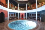 Gran piscina de hidromasaje del Spa Castilla Termal Solares