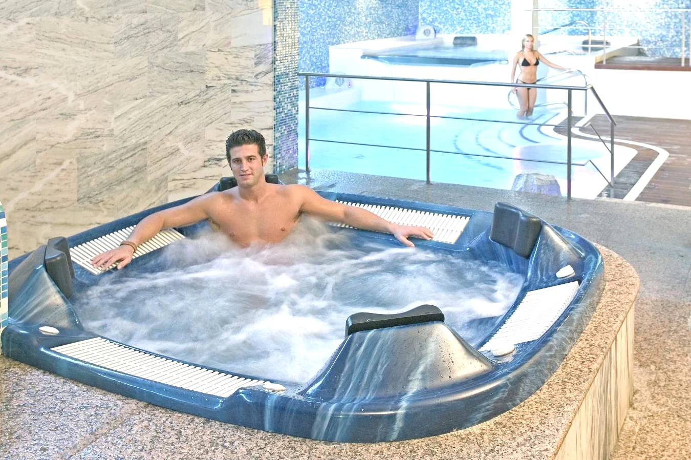 Hombre disfrutando del jacuzzi hidromasaje del Hotel Spa Villa Pasiega Hombre disfrutando del jacuzzi hidromasaje del Hotel Spa Villa Pasiega