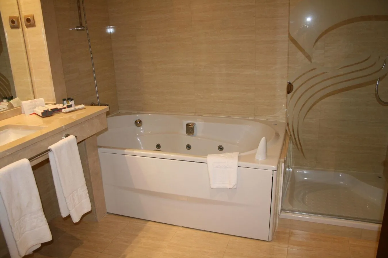 Jacuzzi en la Habitación del Castilla Termal Solares Jacuzzi en la Habitación del Castilla Termal Solares