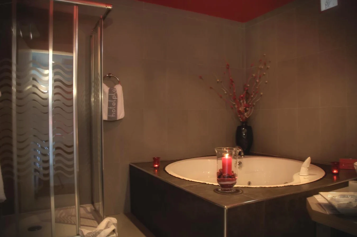 Jacuzzi romántico en la habitación Hotel Playa Ribera Suances Jacuzzi romántico en la habitación Hotel Playa Ribera Suances