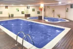 Piscina interior con hidromasaje Silken Ciudad Gijón Spa