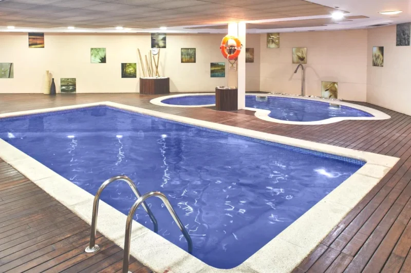 Piscina interior con hidromasaje Silken Ciudad Gijón Spa