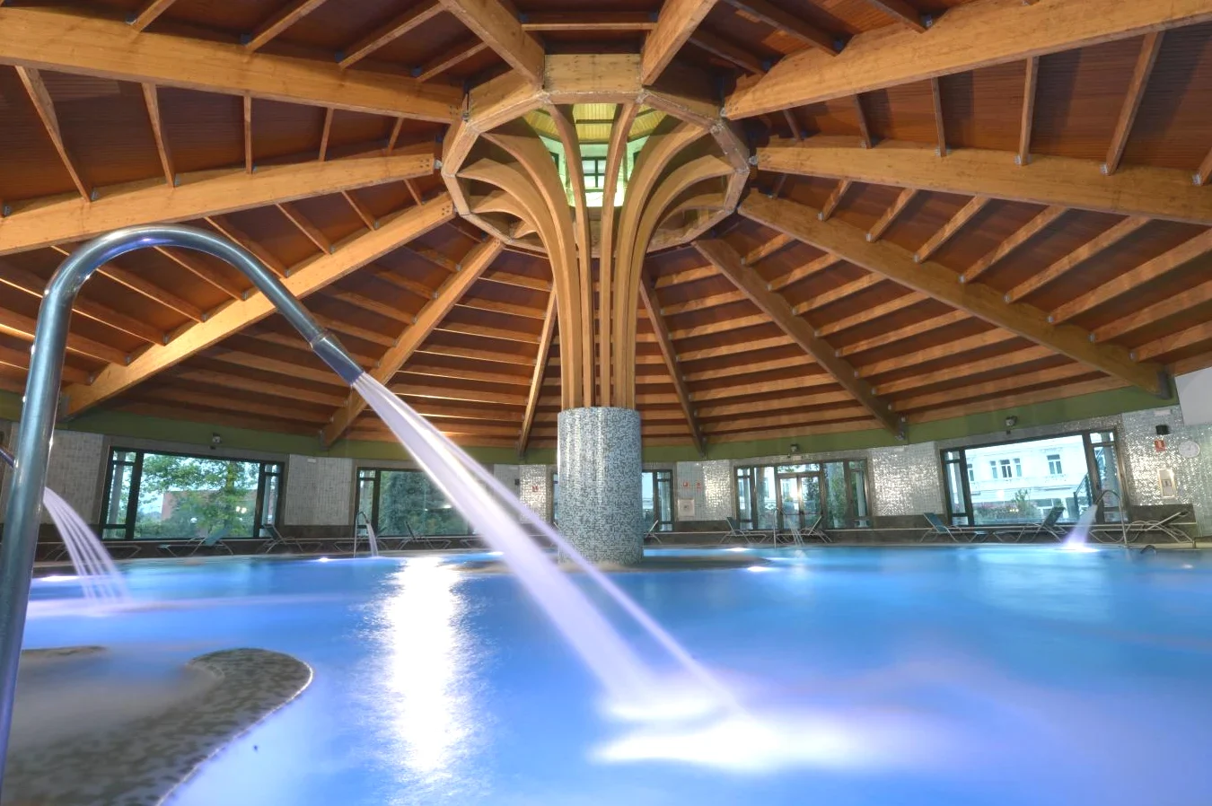 Piscina interior del spa Castilla Termal Solares Piscina interior del spa Castilla Termal Solares