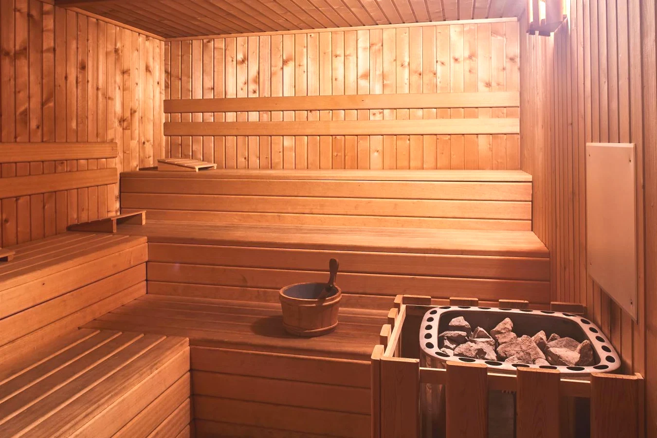 Sauna con una estufa en el medio en Silken Ciudad Gijón
