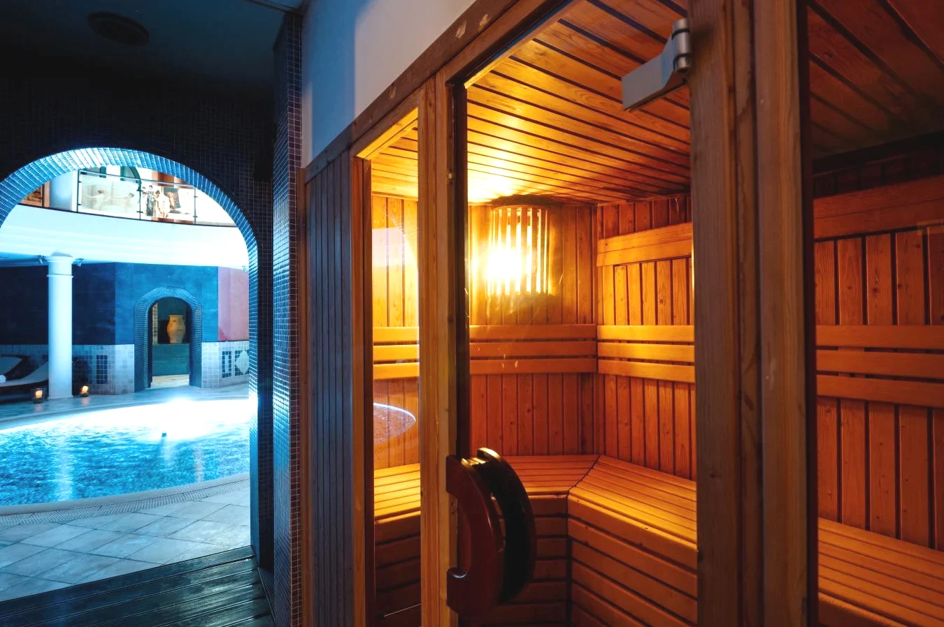 Sauna finlandesa y detrás un hidromasaje Castilla Termal Solares Sauna finlandesa y detrás un hidromasaje Castilla Termal Solares